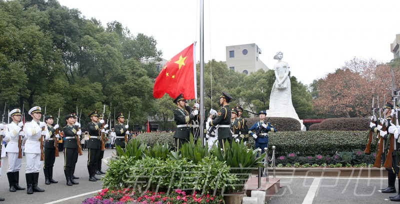 江西師范大學(xué)舉行2018年元旦升旗儀式