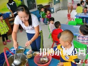 遵義2020年幼師學(xué)校有哪些科目?我們知道幼師專業(yè)是屬于一個(gè)學(xué)習(xí)內(nèi)容比較多的專業(yè)，因?yàn)槭切∨笥训膯⒚呻A段，同學(xué)們自己在報(bào)讀本專業(yè)的時(shí)候很多的同學(xué)都不知道到底是學(xué)一些什么?于是都來(lái)問(wèn)道小編，小編就來(lái)給大家說(shuō)一下關(guān)于學(xué)?？颇康氖虑榕?。  幼師學(xué)校學(xué)習(xí)專業(yè)課程 1、幼兒教育學(xué)  了解現(xiàn)代教育、幼兒教育的新觀念、新思想、新信息，結(jié)合我國(guó)幼兒教育改革中的新問(wèn)題、新情況，將理論的闡述和幼兒教育實(shí)踐中的問(wèn)題結(jié)合起來(lái)，進(jìn)行具體分析和指導(dǎo)。  2、幼兒心理學(xué)  了解幼兒的認(rèn)知和言語(yǔ)發(fā)展的特點(diǎn)和規(guī)律、幼兒的情緒、個(gè)性與社會(huì)性發(fā)展的關(guān)系及幼兒的活動(dòng)心里。能依據(jù)幼兒特點(diǎn)，利用所學(xué)相關(guān)知識(shí)，初步具備幼兒園基層崗位幼兒教師的工作能力。培養(yǎng)學(xué)生具有誠(chéng)實(shí)守信、善于溝通和合作的品質(zhì)。  3、幼師英語(yǔ)  根據(jù)幼師學(xué)生的英語(yǔ)水平和專業(yè)特點(diǎn)，從聽(tīng)、說(shuō)、讀、寫四個(gè)方面全方位的培養(yǎng)學(xué)生，讓學(xué)生掌握基本語(yǔ)法知識(shí)、語(yǔ)音知識(shí)、日常用語(yǔ)，提高學(xué)生的口語(yǔ)交際技能和綜合閱讀、寫作能力。讓學(xué)生在學(xué)習(xí)過(guò)程中發(fā)展綜合語(yǔ)音運(yùn)用能力，提高人文素養(yǎng)，增強(qiáng)實(shí)踐能力，培養(yǎng)創(chuàng)新精神。  4、幼兒園組織與管理  讓學(xué)生了解幼兒園組織與管理的基本原理和內(nèi)容，掌握幼兒園組織與管理的基本規(guī)律，學(xué)會(huì)用所學(xué)專業(yè)理論解決實(shí)際工作中遇到的管理問(wèn)題。結(jié)合案例分析，培養(yǎng)學(xué)生的思辨意識(shí)、創(chuàng)新意識(shí)，提高學(xué)生與時(shí)俱進(jìn)的管理理念，為學(xué)生今后從事幼兒園教育工作和管理工作奠定良好的基礎(chǔ)，具有較強(qiáng)的實(shí)用性和可操作性。  學(xué)前教育前景好不好 學(xué)前教育上的現(xiàn)在已經(jīng)有越來(lái)越多的人關(guān)注，就業(yè)前景上的非常不錯(cuò)的一個(gè)職業(yè)了，在現(xiàn)階段學(xué)前教育專業(yè)就業(yè)率上也在一直上升，我國(guó)對(duì)于學(xué)前教育上的重視的提升，也為學(xué)前教育專業(yè)人才提供了較好的就業(yè)機(jī)會(huì)，使得社會(huì)上的對(duì)于學(xué)前教育人才上的甚至出現(xiàn)了供不應(yīng)求的現(xiàn)象，學(xué)前教育現(xiàn)階段也已經(jīng)成為一個(gè)非常重要的教育階段，擁有高素質(zhì)的學(xué)前教育人才對(duì)于整個(gè)教育事業(yè)上的也能夠起到一個(gè)促進(jìn)和發(fā)展的作用。  幼師專業(yè)上就業(yè)前景也是比較好的，現(xiàn)階段社會(huì)上的對(duì)于幼師的需求也越來(lái)越多了，對(duì)于早期教育上的重視度的提升，使得幼師人才成為現(xiàn)階段社會(huì)上的所需要的重要人才選擇。  我們可以看到幼師專業(yè)學(xué)習(xí)的是很多的，小編給大家列舉了一些專業(yè)課程，其實(shí)這個(gè)專業(yè)是一個(gè)需要自己花費(fèi)很多心力來(lái)學(xué)習(xí)的專業(yè)，同學(xué)們學(xué)習(xí)的內(nèi)容是很廣泛的，不過(guò)這個(gè)專業(yè)只要學(xué)好了，將來(lái)在就業(yè)方面就會(huì)很不錯(cuò)，所以，希望選擇這個(gè)專業(yè)的同學(xué)都能掌握足夠的專業(yè)知識(shí)哦。