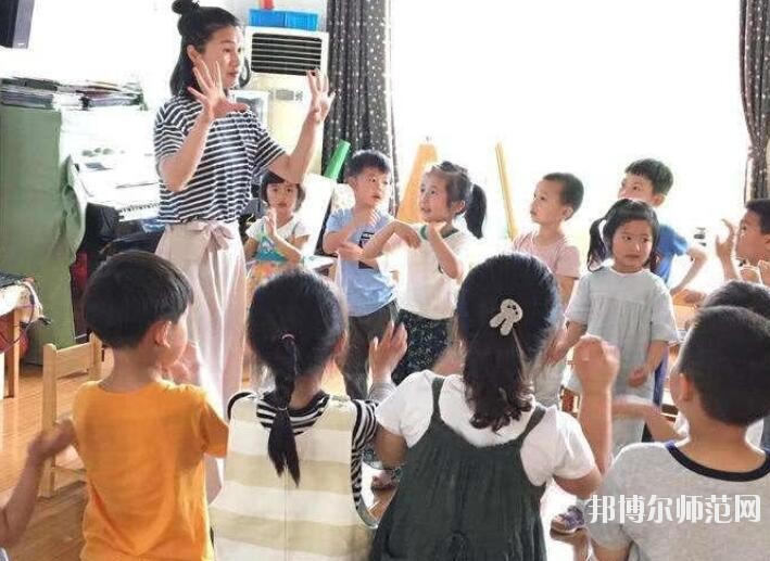 重慶2021年女生適合幼師學(xué)校嗎